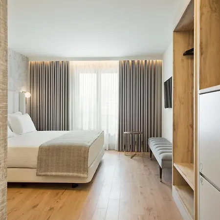 מלון Acta The Avenue 4*