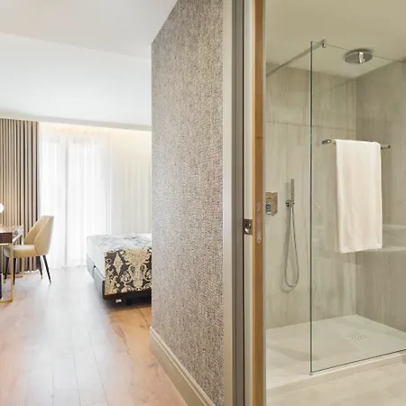 Acta The Avenue 4*