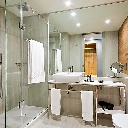 Acta The Avenue 4*