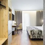 Отель Acta The Avenue 4*