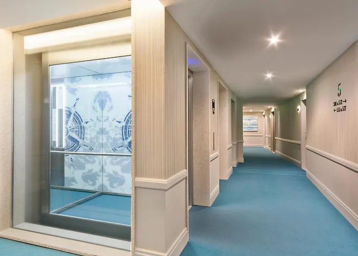 Hotel Acta The Avenue 4*